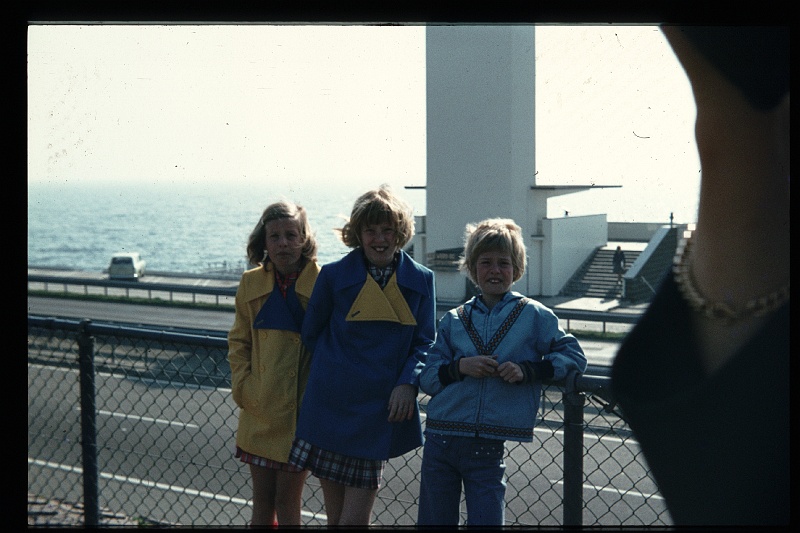 07.Afsluitdijk jun 1974 Brigitte,Marion,Peter.JPG